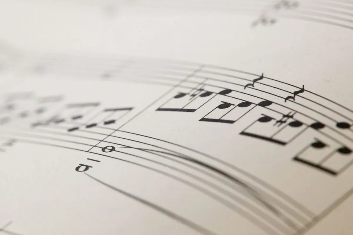 Jak księgarnia muzyczna AleNuty.pl pomaga wybrać nuty i taby na harmonijkę?