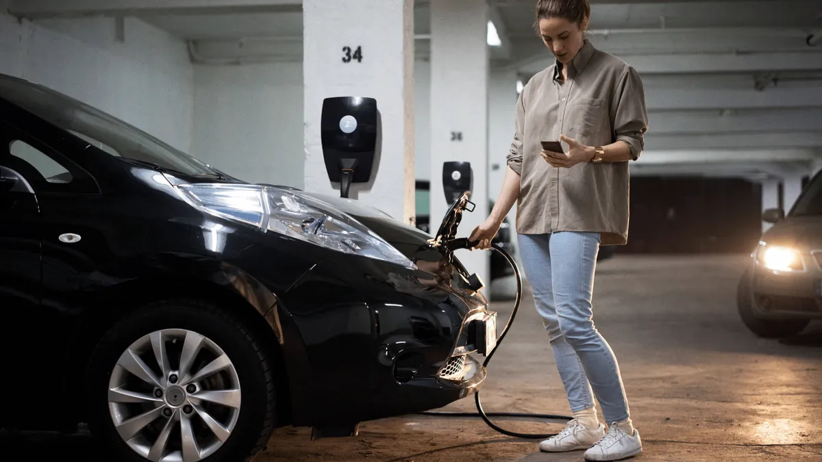 Czy gniazdo siłowe wystarczy do ładowania samochodu elektrycznego? Dlaczego w warszawskich garażach podziemnych potrzebna jest ekspertyza instalacji Czy gniazdo siłowe wystarczy do ładowania samochodu elektrycznego? Dlaczego w warszawskich garażach podziemnych potrzebna jest ekspertyza instalacji