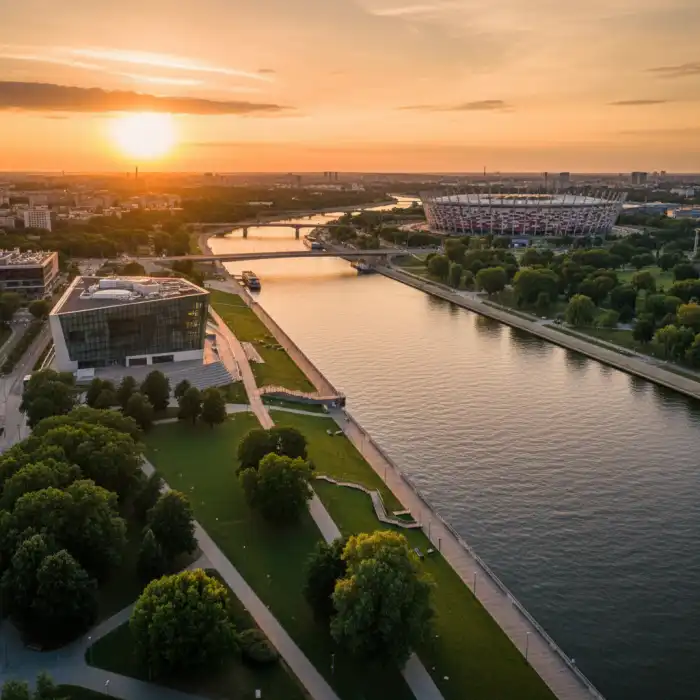 Wakacje w Warszawie: Najlepsze miejsca w Warszawie dla dzieci i dorosłych Widok na bulwary wiślane i panoramę miasta podczas letnich wakacji w Warszawie.