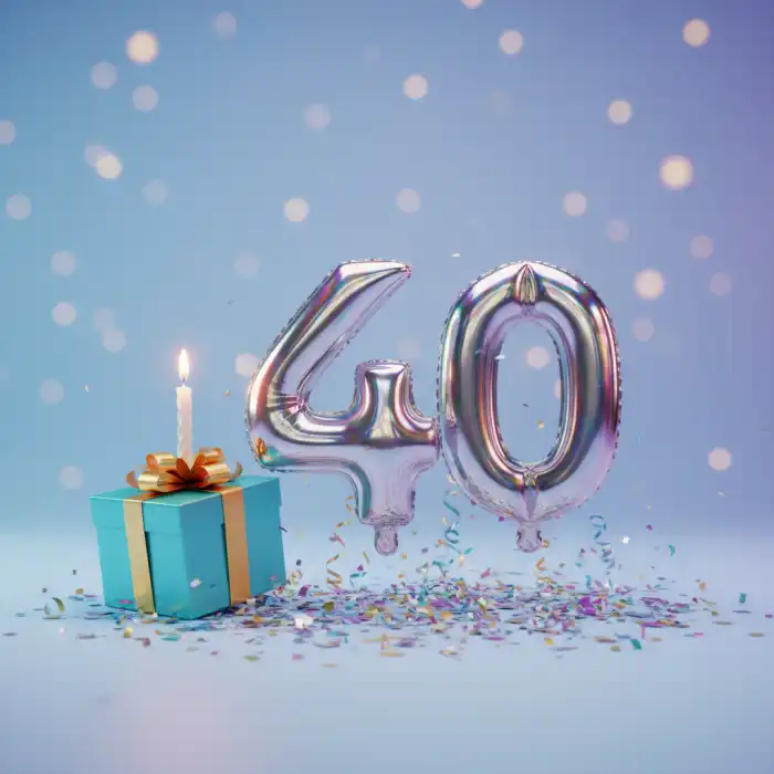 Życzenia na 40 urodziny śmieszne: najlepsze teksty, cytaty i wierszyki Złoty balon z liczbą 40 i tort urodzinowy jako inspiracja na śmieszne życzenia na 40 urodziny.